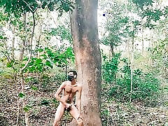 森林性的裸体男人跳舞长迪克射液