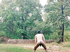 hombres sexy bailando completamente desnudos en el bosque corrida