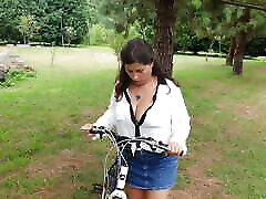 cycata studentka expressiagirl rucha się i spuszcza na rowerze w publicznym parku!