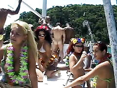dziewczyny szaleją na dużej letniej imprezie łodzi