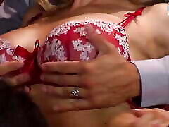 विटोरिया रिसी विशाल स्तनों और गोरा के साथ एक इतालवी वेश्या