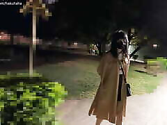 эксгибиционисты в бондаже прогуливаются ночью по парку. испытывая сексуальное удовольствие. сдерживайся и не издавай ни звука