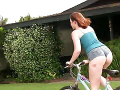 montar en bicicleta pelirroja de gran botín recogida y follada por un extraño
