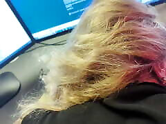 изменяющая жена наконец-то трахается со своей волосатой киской на столе босса