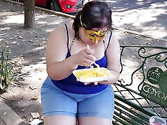 من مکیدن مرد من & 039;s, کیر و توپ, استخراج مقدار زیادی از تقدیر و خوردن آن را با آناناس در مکان های عمومی