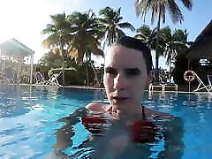性别在游泳池和酒店在魔术巴厘岛