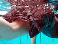 la pequeña hermana nata szilva nadando desnuda