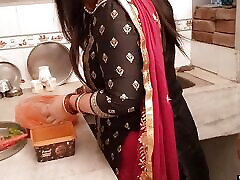 madrastra punjabi follando en la cocina cuando prepara la cena para su hijastro