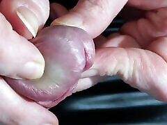 żołędzie i dominacja peehole z penetracją cewki moczowej z bliska. widok główny