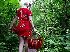 трахнул молоденькую фею уну в лесу, пока она собирала ягоды