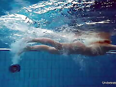 rosyjska blondynka doskonałość pływanie w basenie