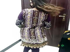 pakistanisches schönheitskönigin-mädchen tanzt nackt bei live-videoanruf