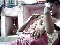 भारतीय हाउस पत्नी गर्म चुंबन गधा
