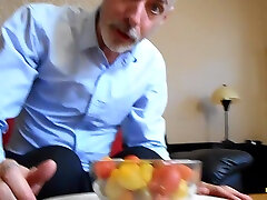 Gross Giant Eating Tomatoes - sex kereta api korea GIANT 31 - Richard Lennox