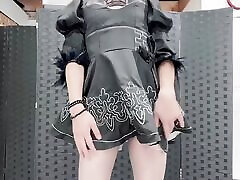 mariquita asiática en vestido de cosplay nier 2b y pantimedias