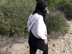 अल्जीरियाई महिला मार्सिले में एक सार्वजनिक beatuiful body तट पर उसके बालों से पता चलता है