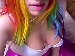 sissy rainbow salope joue avec ses seins