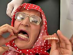 беззубая бабушка 70 вынимает свои зубные протезы перед сексом