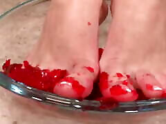 una webcam romania bustyann ragazza bruna immerge i suoi piedi in una ciotola e lascia un ragazzo leccare