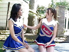 dwie lesbijki cheerleaderki lubią się całować i lizać sobie owłosione cipki