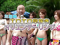 las chicas japonesas complacen a los arbustos con juguetes y soplan a algunos chicos en la piscina en la fiesta
