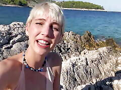 Ersties-可爱的安妮卡手指自己在克罗地亚的海滩上