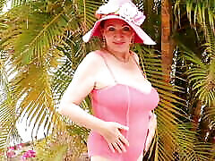 die rosa pantherfrau: slo por dinero oma maria&039;s flirtender spaß in der sonne und zeigt ihre privaten teile
