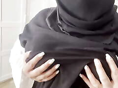 algerino zia con grandi tette in hijab