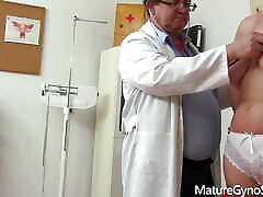 зрелый гинеколог-извращенец-врач-гинеколог управляет камерой в своей операционной, чтобы записывать пациента