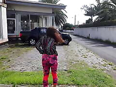 экстремальная девушка играет со своими сиськами на людной улице!