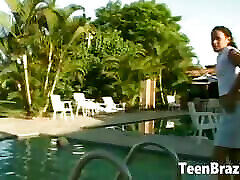 adolescente brasileña de tetas pequeñas tiene sexo junto a la piscina