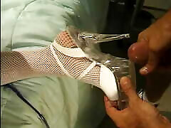 кудрявый доктор трахает сексуальную азиатскую ассистентку медсестры и смазывает кремом ее туфли