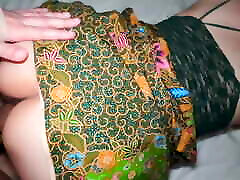 une milf thaïlandaise chaude se fait éjaculer dans un sarong