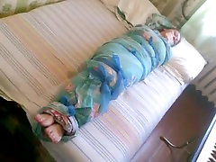 japonesa en metro girl mummified in a bedsheet