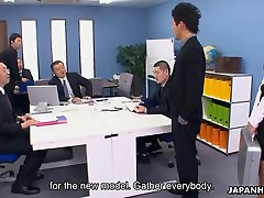 Asiatique office travailleur se froped et baisé par le gars