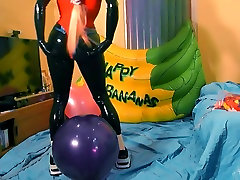 Latex kigurumi popping lesbian hotties kissing balloon