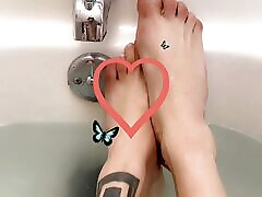 Sissy xxx video bp 2018 Femboi Showing Her Feet on The Shower