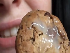 Mollige Brünette Melkt Schwanz & Isst Sperma Bedeckt Cookie