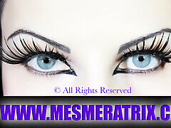 Diva del Tubo drives you crazy with her festival of nylon