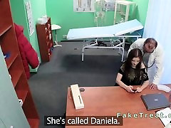 El Doctor se folla a su paciente de edad en falso hospital