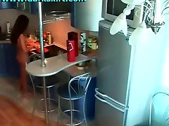 Молодая красотка гуляет голая на кухне скрытая камера