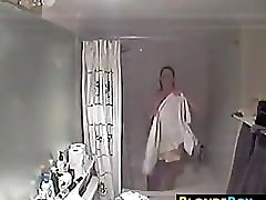 Versteckte woman goth Im Badezimmer