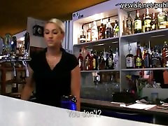 Bubble butt barista Lenka pagato per il sesso