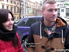 Dos pervertidos ruso adolescentes toman parte en locas sexo en grupo orgía