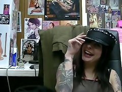 रेवेन बालों वाली टैटू वेश्या उसे खुजली के साथ बड़ा dildo