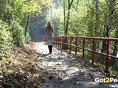 Застенчивая блондинка подросток в черные ботинки нассал на металлический мост во время ходьбы от колледжа