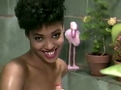 性饥饿的黑人女同性恋者有真棒性方在浴缸