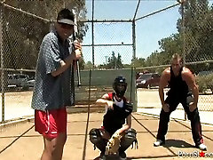 Caliente entrenador espera a la mierda a uno de sus polluelos después de niza juego de béisbol