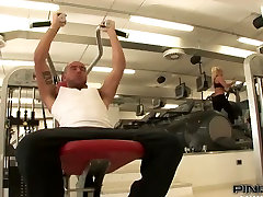Brutale fitness trainer lecca vagina bagnata calda bionda bomba