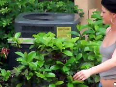 Симпатичная брюнетка соседка девушка Обри Скай сосет толстый член в POV видео